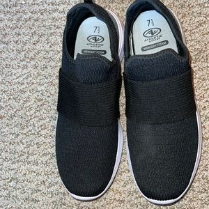 Athletics mens  memory foam shoes size 71/2 nwt